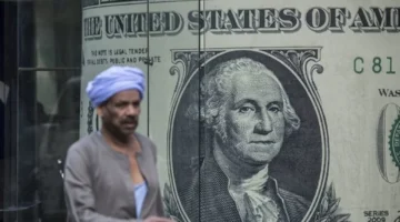 تراجع الدولار في البنوك وارتفاع قياسي بالسوق الموازية الأحد